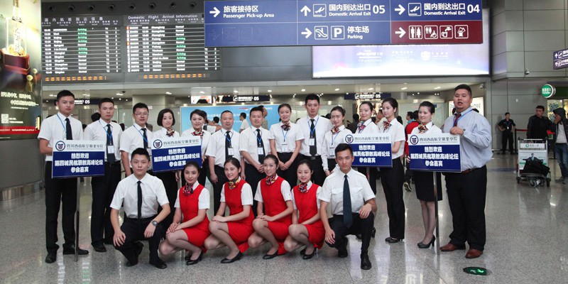 首届中国第四城民航职教高峰论坛暨四川西南航空职业学院挂牌仪式隆重举行。图为就业处工作人员迎接前来参会的民航专家