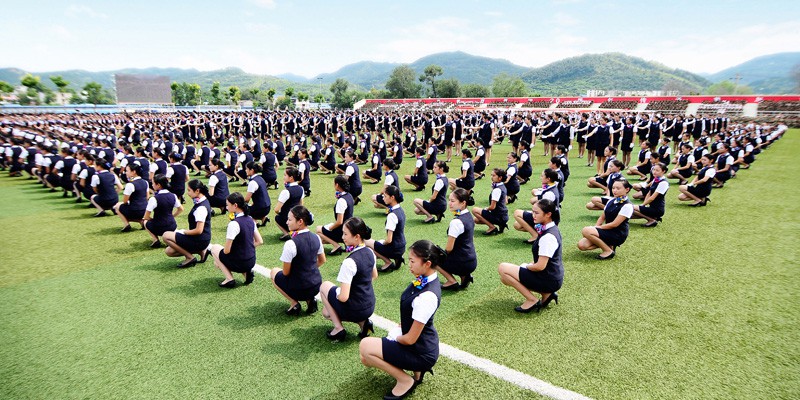 首届中国第四城民航职教高峰论坛暨四川西南航空职业学院挂牌仪式隆重举行。图为四川西南航空职业学院附属中专学校带来的手语操表演