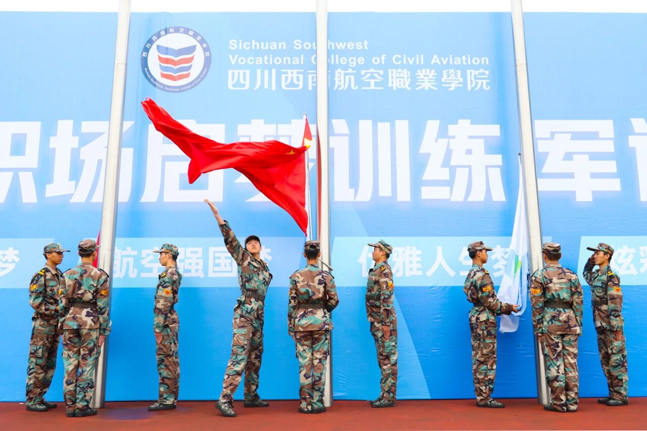 飒！直击职场启梦训练军训汇报表演高燃现场